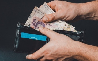 В Гоструда объяснили, может ли работодатель избежать штрафов за задержку зарплаты во время военного положения