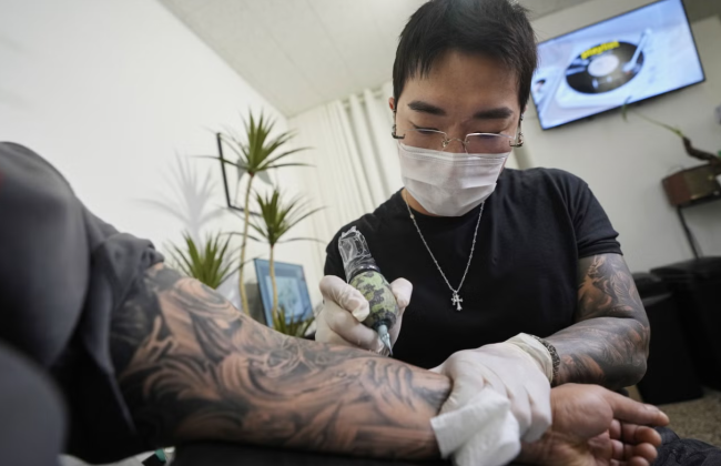 В Южной Корее легализовали татуировки: мастера без медицинского образования смогут работать официально