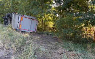 В Киевской области грузовик перевернулся в кювет: водитель госпитализирован