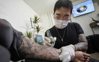 В Южной Корее легализовали татуировки: мастера без медицинского образования смогут работать официально