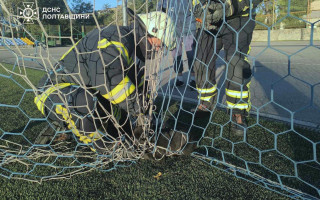 На Полтавщині провели спецоперацію зі звільнення цуценя із футбольної пастки