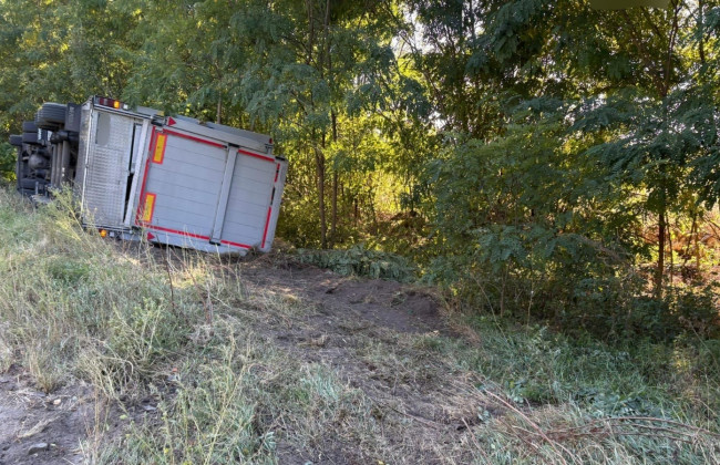 В Киевской области грузовик перевернулся в кювет: водитель госпитализирован