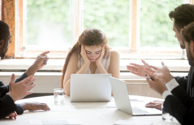 В Гоструда разъяснили, что не считается моббингом на работе