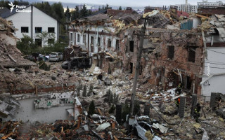 На Борщагівці після обстрілу помітили вигорілий бус, що їде своїм ходом – відео
