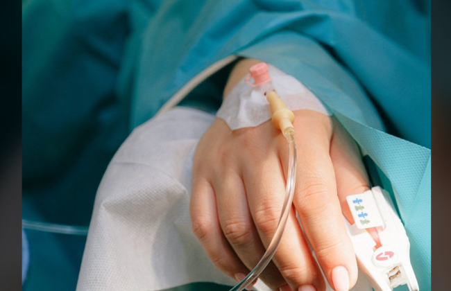 В Китае женщина случайно наступила на контейнер с кислотой и умерла от отказа органов