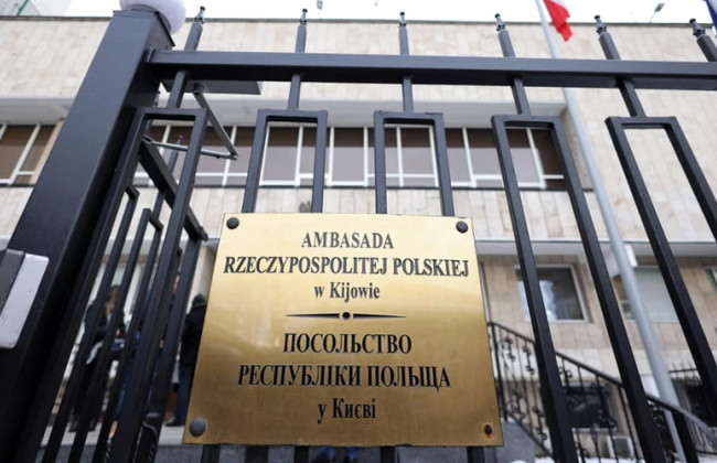 Российская ракета пробила крышу посольства Польши в Киеве