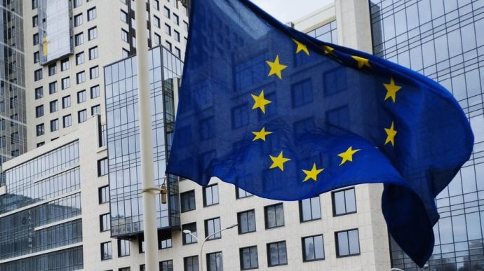 Російський обстріл пошкодив парковку Представництва ЄС у Києві