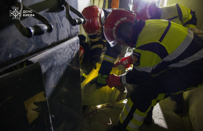 На Печерске в Киеве мужчина упал в приямок под напряжением – вытаскивали его ГСЧС и ДТЭК вместе