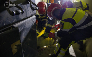 На Печерске в Киеве мужчина упал в приямок под напряжением – вытаскивали его ГСЧС и ДТЭК вместе