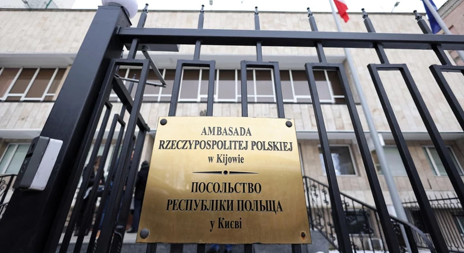 Російська ракета пробила дах посольства Польщі в Києві