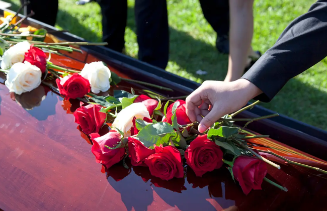 В Аргентине мужчина пришел на собственные похороны и заявил: «Я жив!» — что произошло