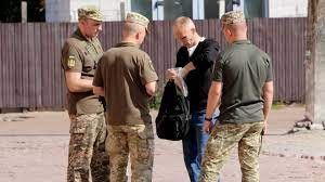 Украинцам напомнили, где можно получить повестку и кто вправе ее вручить