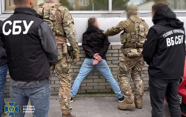 В Хмельницком задержан мужчина, который наводил ракеты РФ на военные заводы