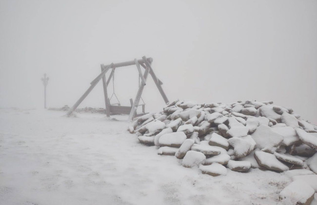 Чорногірський хребет у Карпатах засипало снігом, фото