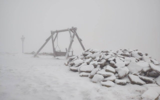 Черногорский хребет в Карпатах засыпало снегом, фото