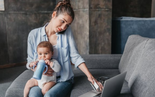 В Гоструда объяснили, можно ли перенести дополнительный отпуск для одинокой матери