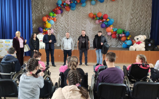 Працівники Дніпропетровського окружного адміністративного суду разом із захисником України відвідали дитячий будинок