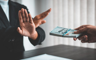 Уголовная ответственность за получение взятки наступает независимо от факта совершения определенных действий получателем взятки в интересах другого лица – Верховный Суд