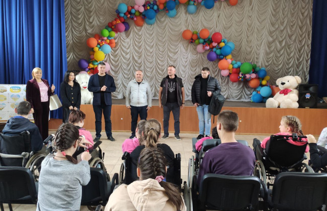 Сотрудники Днепропетровского окружного административного суда вместе с защитником Украины посетили детский дом