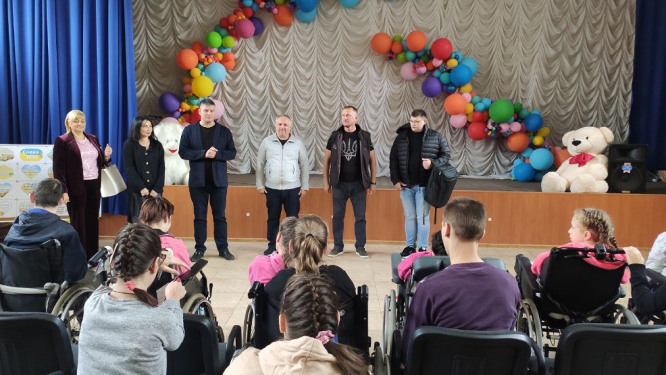 Працівники Дніпропетровського окружного адміністративного суду разом із захисником України відвідали дитячий будинок