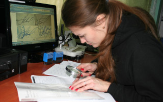 Если у свидетеля отобрали образцы почерка до того, как он стал обвиняемым, это не основание для признания заключения экспертизы недопустимым доказательством, при условии разъяснения прав – Верховный Суд