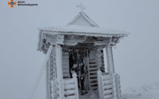 Сніг та мороз — у Карпати прийшла справжня зима, фото і відео