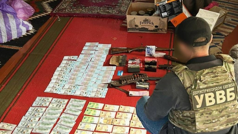 На Буковині викрили групу переправників ухилянтів до Румунії, у яких знайшли зброю та позашляховики