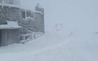 В Карпатах намело сугробы до полуметра и ударил мороз, видео