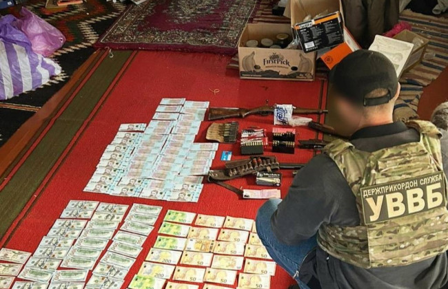 На Буковине разоблачили группу перевозчиков уклонистов в Румынию, у которых нашли оружие и внедорожники