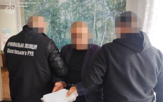 Погрожував жінці та дітям: на Хмельниччині чоловік вимагав продати землю та поділитися заробітком