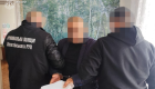 Погрожував жінці та дітям: на Хмельниччині чоловік вимагав продати землю та поділитися заробітком