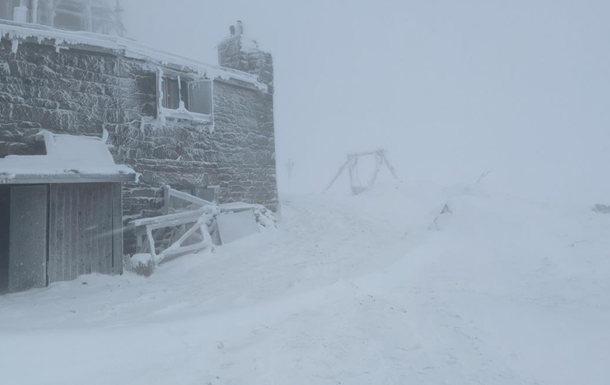 В Карпатах намело сугробы до полуметра и ударил мороз, видео