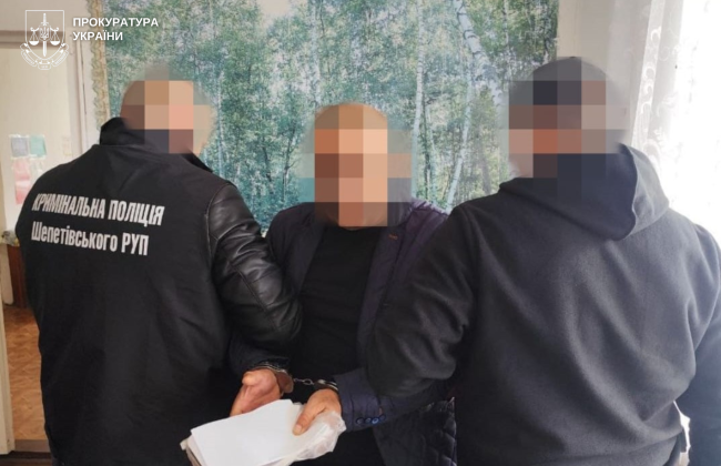 Угрожал женщине и детям: на Хмельнитчине мужчина требовал продать землю и поделиться заработком