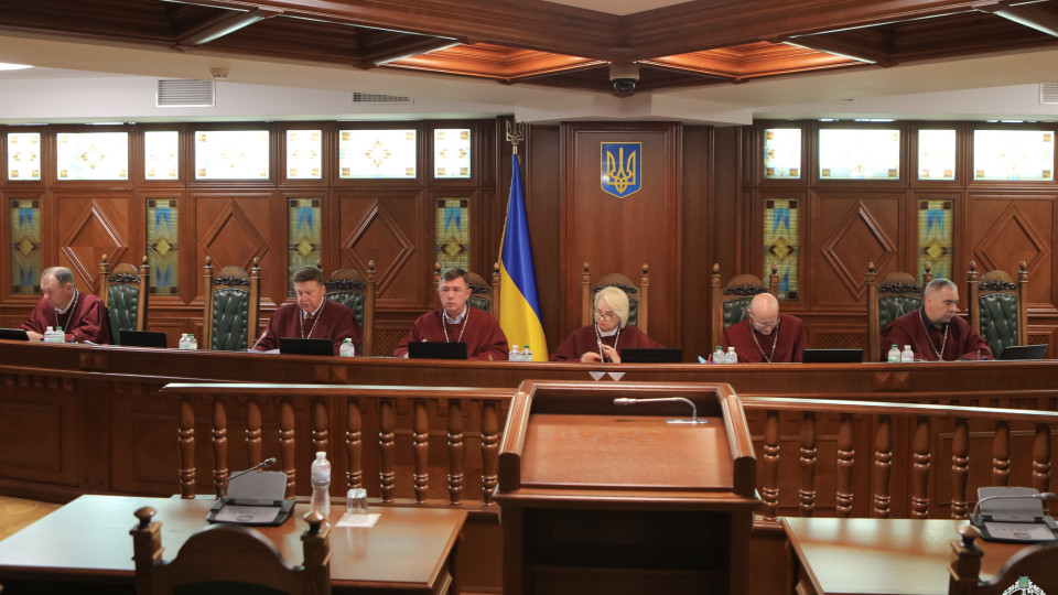 Судді Конституційного Суду продовжили обговорення низки конституційних скарг: що розглянули