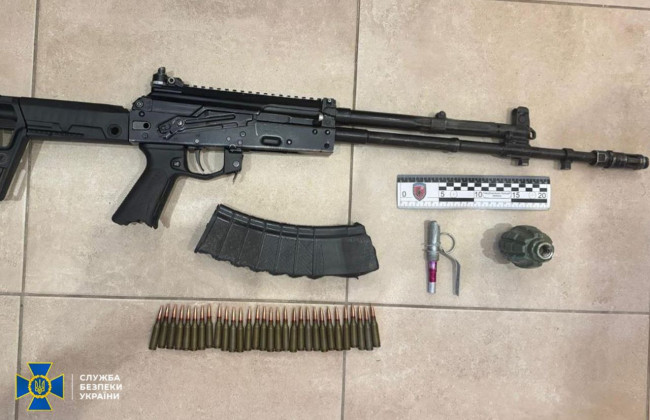 СБУ и Нацполиция задержали четырех дельцов, пытавшихся продавать «трофейное» оружие