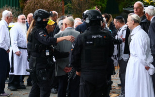 В Манчестере мужчина въехал в толпу возле синагоги, а затем напал с ножом