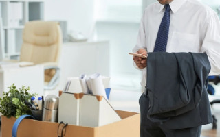 Стало известно, можно ли уволить работника в связи с сокращением штата, когда он болеет