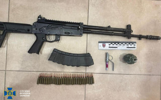 СБУ и Нацполиция задержали четырех дельцов, пытавшихся продавать «трофейное» оружие