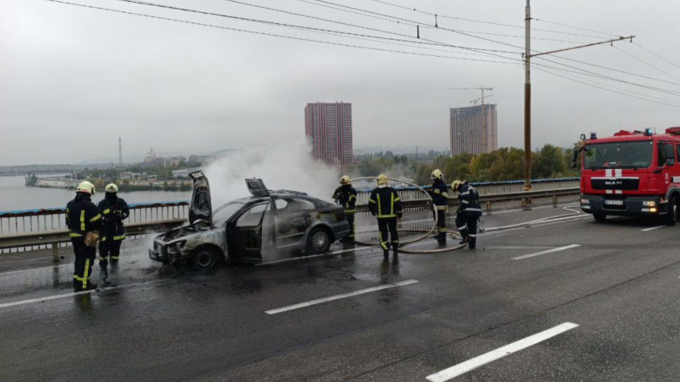 У Києві на Північному мосту під час руху загорівся автомобіль, фото і відео