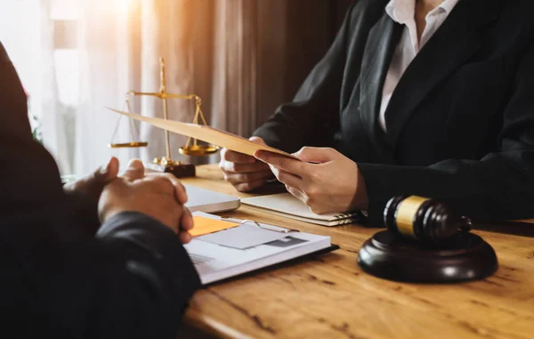 Суд пояснил, что есть признаки фиктивности, которые дают основания для обращения в суд о прекращении юрлица или ФЛП