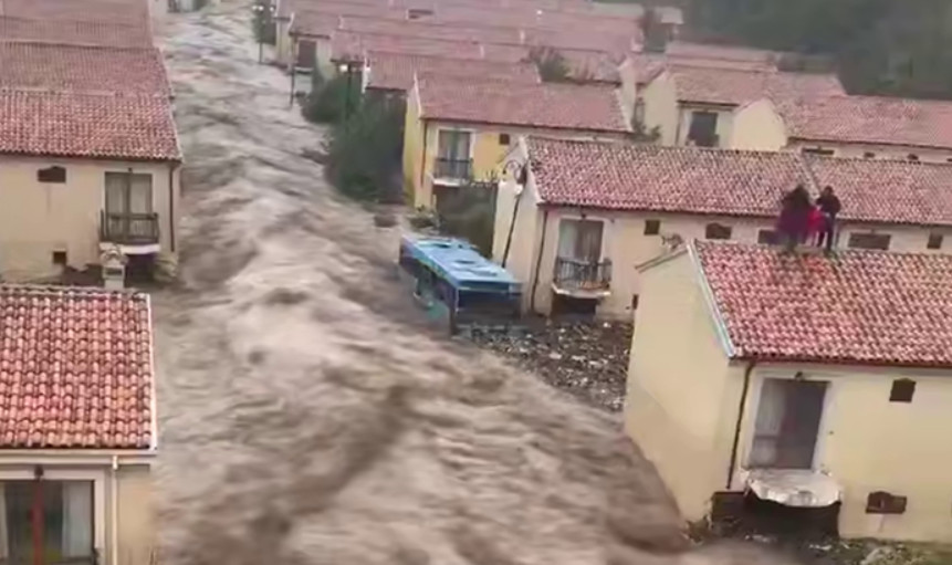 Болгарію накрила масштабна повінь — затопило низку курортів, відео