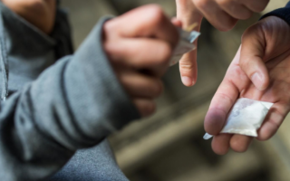 Несовершеннолетняя девушка пыталась перевезти наркотики в Турцию на автобусе — что решил суд