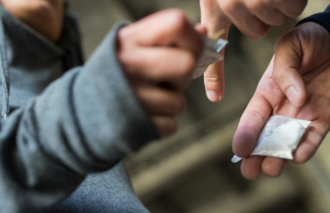 Несовершеннолетняя девушка пыталась перевезти наркотики в Турцию на автобусе — что решил суд