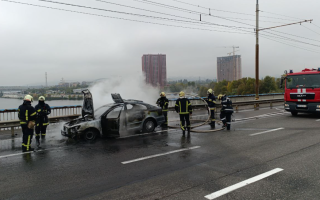 У Києві на Північному мосту під час руху загорівся автомобіль, фото і відео