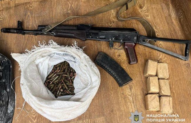 В Житомирской области будут судить мужчину, который продал автомат Калашникова и почти 400 патронов