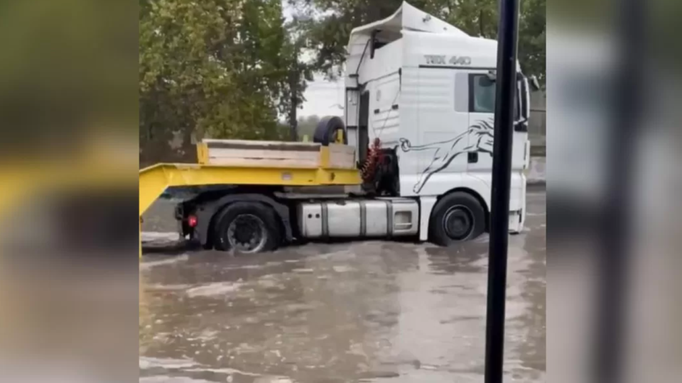 Одесса снова идет под воду — город накрыл ливень, на дорогах образовались «реки», видео