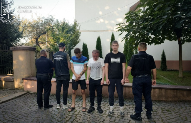 На Закарпатье мужчина за 18 тысяч долларов хотел переправить двух уклонистов за границу