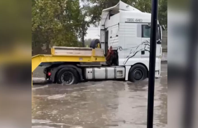 Одеса знову йде під воду — місто накрила злива, на дорогах утворилися «річки», відео