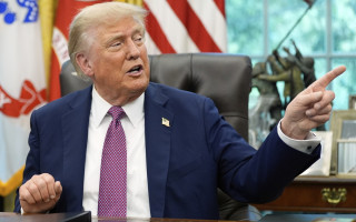 Тысяча от Трампа: президент США пообещал раздать американцам по 1000 долларов