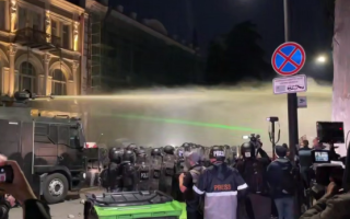 У Тбілісі спалахнули масові протести: мітингувальники штурмують президентський палац, відео